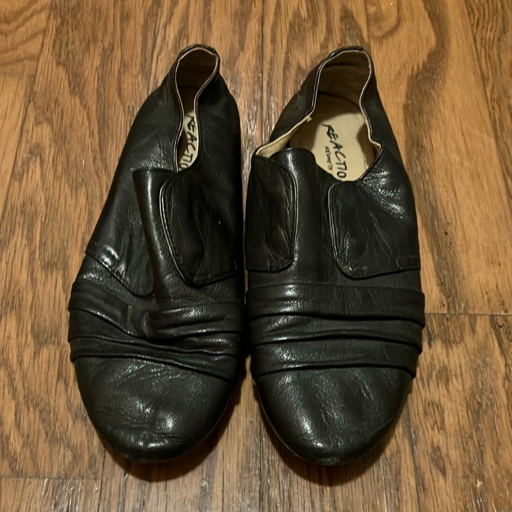 Kenneth Cole Black Leather Loafers Slip-On Design